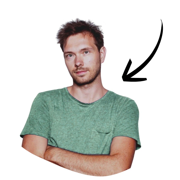 Michael Siegmund lächelt in die Kamera und freut sich sein Barista Können zu zeigen