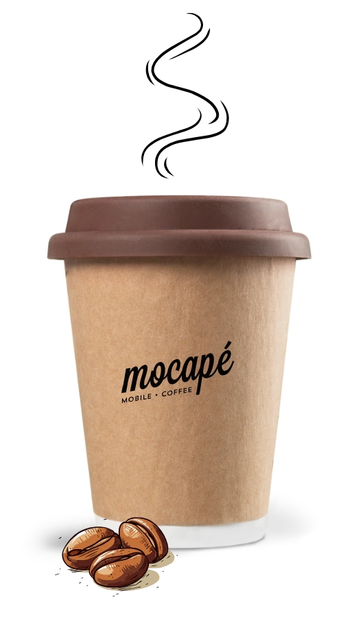 Kaffeebecher mit Deckel und Logo, daneben liegen ein paar Kaffeebohnen